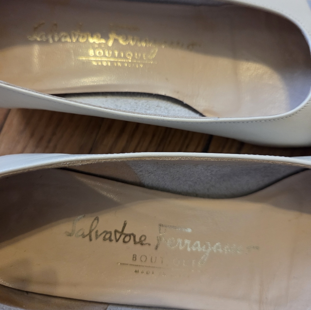 Salvatore Ferragamo Cream Varina Bow Leather Low Heel with Gold Hardware - Picture 4 of 9